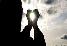 悬念继续！多库禁区横传，德库耶佩推射破门打破僵局.